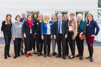 Fachtag BAG 19.09.2019, Dr. Martin Schölkopf (Mitte), umrahmt von den Ansprechpartnerinnen und Ansprechpartnern von Fach- und Koordinationsstellen aus verschiedenen Bundesländern (Organisatoren der Fachtagung); Foto: Konstantin Börner Fachtag BAG 19.09.2019, Dr. Martin Schölkopf (Mitte), umrahmt von den Ansprechpartnerinnen und Ansprechpartnern von Fach- und Koordinationsstellen aus verschiedenen Bundesländern (Organisatoren der Fachtagung); Foto: Konstantin Börner