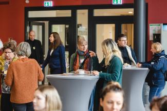 Besucher vor der Veranstaltung