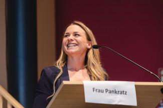 Frau Pankratz, Heimaufsicht